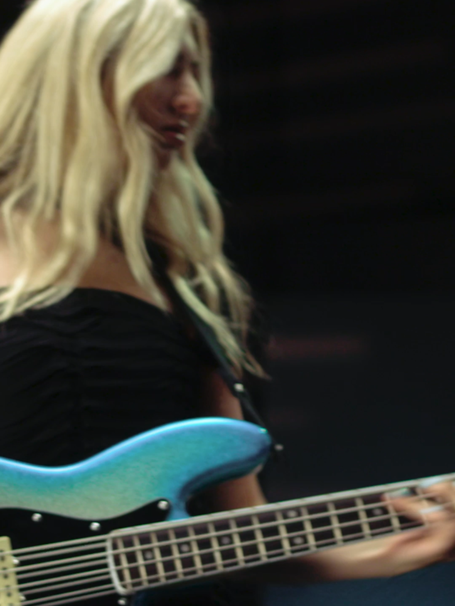 Enjoy 60 seconds of bass bliss with @bludetiger as she plays “Blutooth” on her new Limited Player Plus x Blu DeTiger Jazz Bass. Watch the full video at the 🔗 in bio. #Fender #FenderGuitars