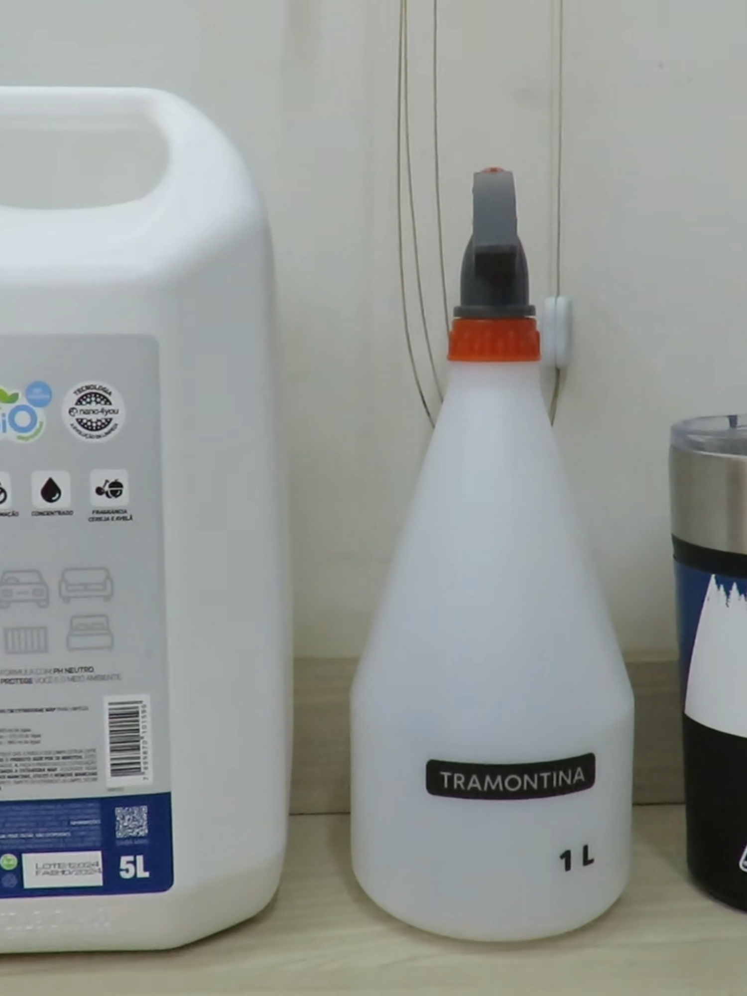 Copo Coleman 600ml Preto Inox; Pulverizador Manual 1L Tramontina; Detergente WAP para Extratoras 5L Review Completo em breve no Skooter Blog: https://www.skooterblog.com  Compre Aqui:  Coleman Copo 600ml Preto - INOX; Tramontina: https://amzn.to/4fPQni7  Pulverizador Manual, em Plástico 1 L: https://amzn.to/4fI3X73  WAP Detergente Limpador para Extratoras WAP LIMPA E EXTRAI 5L com Fragrância e sem Espuma: https://amzn.to/4fJ3UrF  Título Original: Coleman Copo 600ml Preto - INOX; Tramontina, Pulverizador Manual, em Plástico 1 L; WAP Detergente Limpador para Extratoras WAP LIMPA E EXTRAI 5L com Fragrância e sem Espuma  Música: Super Nintendo - Megaman 7 - Cloudman   Skooter Blog: https://www.skooterblog.com/  Skooter Gameplay - Canal com vídeos de jogos clássicos e atuais: https://www.youtube.com/@skooterb https://www.youtube.com/@skooterblog  Skooter Blog no Twitter: https://twitter.com/skooterblog  Skooter Blog no Facebook: https://www.facebook.com/skooterblog  Skooter Blog no Telegram: Novos Artigos: https://t.me/skooterblog Promoções e Cupons: https://t.me/skooterblogpromo Grupo de Discussão: https://t.me/skootergrupo  Skooter Blog no Instagram:  https://www.instagram.com/skooterblog1/  Skooter Blog no Discord:  https://discord.gg/SbyF49y