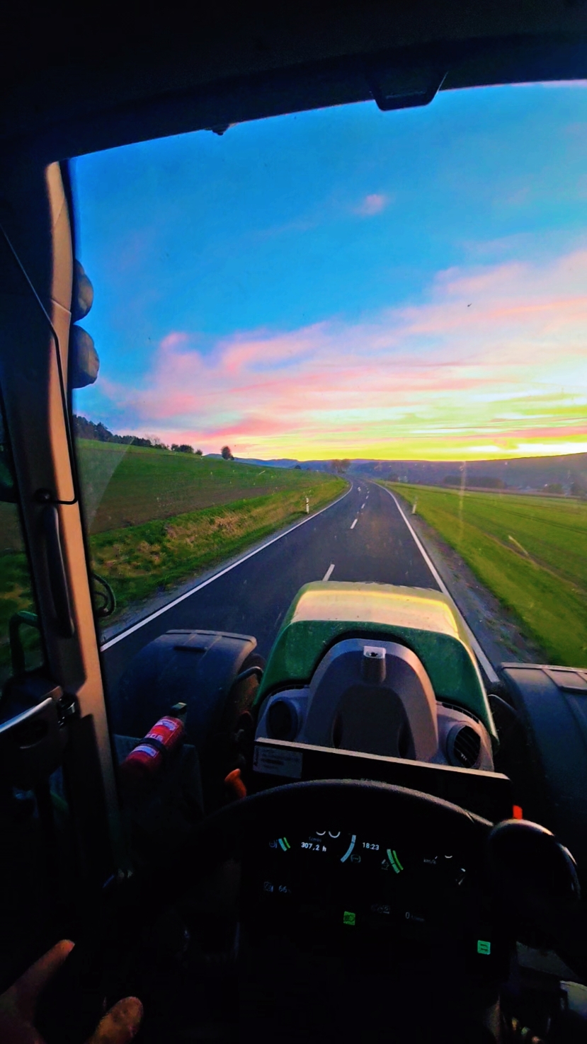 #fendt #lohnerausleidenschaft #fendtone724 #sungoesdown #sommer #werfendtfährtführt 