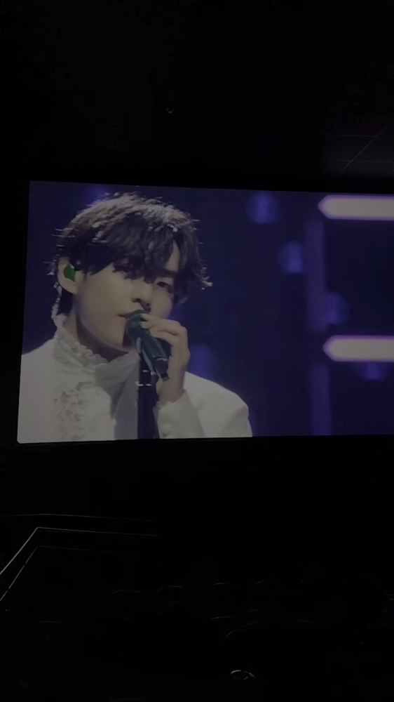 Me dió penita con la gente grabarlo bien en el cine, pero que increíble ver a mi novio en la pantalla grande  #taehyung #btstata #armybts #taebts #taehyungmivaron #taehyung_bts #taehyungmimarido #taekook #btsarmy #ipurpleyou💜 