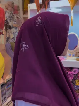 New Model Terbaru Kita Sayang Hijab Segi Empat Pita Kecil Sawarovskyy Warna Terbaru Banyak Ya sayang,Jangan Sampai Ketinggalan🥰🥰🥰#kerudungparis #hijabbordir #hijabcoquette #jilbabsegiempat #fyp #hijabstyle #LIVEhighlights #TikTokLIVE #hijab #segiempatpayet #fypシ゚viral🖤tiktok 