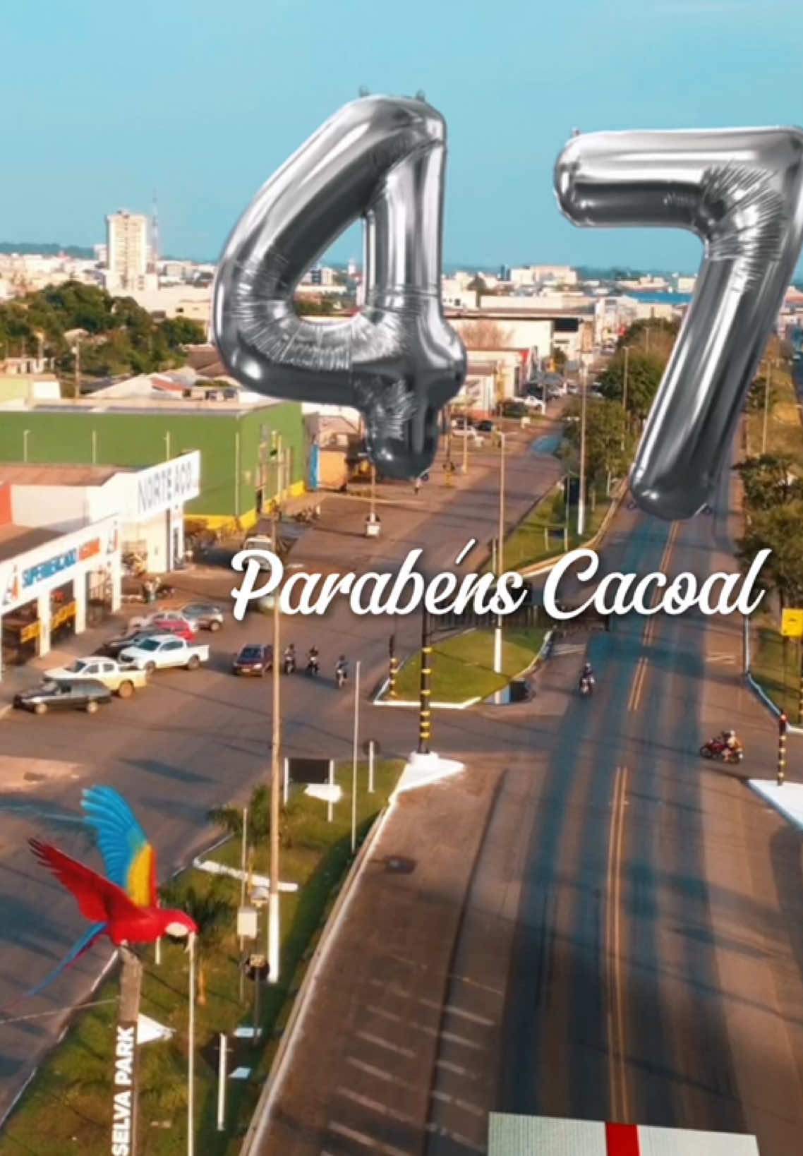 🎉✨ Hoje é dia de festa! Parabéns, Cacoal, nossa terra querida que celebra 47 anos de história, crescimento e acolhimento! 🎂🎈👏🏻 Carregamos no nome o orgulho pela nossa amada Cacoal 🦜☕🌴❤️✨. Neste aniversário, celebramos não apenas seus anos de vida, mas as memórias incríveis que você proporciona. Das avenidas vibrantes às belezas naturais que nos encantam, Cacoal é sinônimo de conexão e alegria! 🌅🌳😍 De um pequeno sonho na Amazônia para o grande coração de Rondônia, você é muito mais que uma cidade: é lar de quem ama suas riquezas, seu aroma de café e o calor humano que só existe aqui. ☕❤️ 🎂✨ Que venham muitos anos mais, repletos de prosperidade e amor. E claro, quando se fala em comemoração… a melhor diversão está a um passo daqui! 👉 Cacoal Selva Park😉 💡 Marque quem você quer trazer para curtir e celebrar esse dia especial com você! 👉🏻 🌴Cacoal Selva Park 🌊 Acqua Park Garanta sua 🏄‍♀️Diversão agora👇🏻 🏡 🎫 Ingressos e Hospedagens on-line em até 9x sem juros. 💻 www.cacoalselvapark.com.br ☎️ (69) 3441 1039 (Fixo) 📲 (69) 99960 1372 (WhatsApp) #Cacoal47Anos #CacoalSelvaPark #Rondônia #TurismoRondônia #CapitalDoCafé #OrgulhoDeSerCacoalense #AniversarioDeCacoal #DiversaoGarantida #ReelsViral