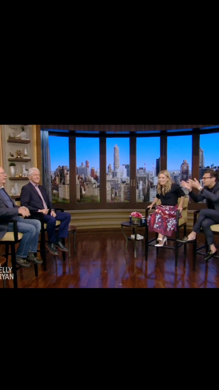 Kelly and Ryan ask President Bill Clinton what he knows about UFOs #ufos #billclinton #kellyandryan #jamespatterson #ets #uaps