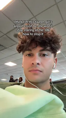 its getting weird. #airport #crush 