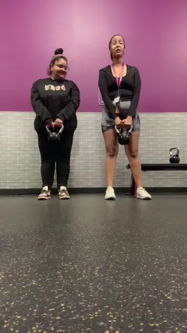 These dumbells hurt so bad!!! #creatorsearchinsights #contentcreator #creators #latinacontentcreator #GymLife 
