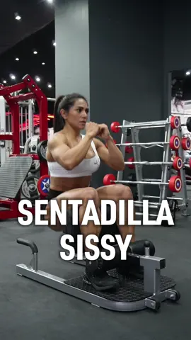 SENTADILLA SISSY específico para el trabajar tus cuádriceps 🦵🦵🔥🔥 Beneficios: •      Aisla los cuádriceps de manera intensa. •	Mejora la fuerza y la resistencia muscular en esa zona. •	Desarrolla estabilidad en las rodillas. Precauciones: •     Es un ejercicio demandante para las rodillas; evita si tienes problemas en esa área. •	Realízalo con control y sin peso al principio para dominar la técnica. •	Agrega progresivamente resistencia (como peso adicional o discos) solo cuando tengas experiencia. Alternativa para principiantes: Si es muy avanzado, puedes usar una máquina de sentadillas o hacer el movimiento con un rango más corto mientras desarrollas fuerza y estabilidad.  GUARDA ESTE VIDEO PARA QUE PUEDAS MEJORAR TU TECNICA CUANDO DECIDAS HACERLO EN TU SIGUIENTE RUTINA DE PIERNAS😉!! . . . #entrenamiento #entrenar #gymtime #diadepierna #ejercicioparacuadriceps #legday #entrenamientoparamujeres #mujerfitness #fitnessmotivation 
