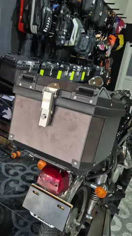 ¿Sabes cómo instalar el baúl para moto de la marca DR1? Aquí te enseñamos el paso a paso. #baul #baulmoto #conduccionsegura #equipaje #dr1 #camuflado #viajes #motos #biker #bogota #colombia 