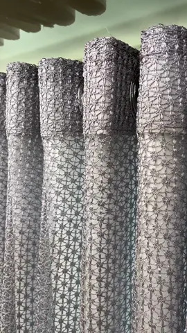 Com uma trama ricamente trabalhada e composto por 100% poliéster, o Xale Moscou é a peça decorativa perfeita para elevar o visual da sua cortina existente. Ele traz um toque de sofisticação e charme, criando camadas de elegância que destacam qualquer ambiente. Além da beleza, é uma solução prática e versátil: por ser uma cortina pronta, é fácil de instalar e permite que você renove o estilo da sua casa sem esforço. Deixe seu espaço mais acolhedor, personalizado e cheio de personalidade com o luxo discreto do Xale Moscou! #xalemoscou #decoracaocompersonalidade #cortinasprontas #toquederiqueza #tramadetalhada #sofisticacaonadecoração #ambientesaconchegantes #decoracaodeinteriores #renovacaocomestilo #detalhesqueencantam #bellajanelastore #fy #foryoupage #tiktok 