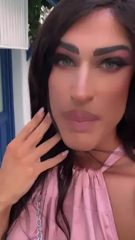 Μες της Μυκόνου τα στενά…!