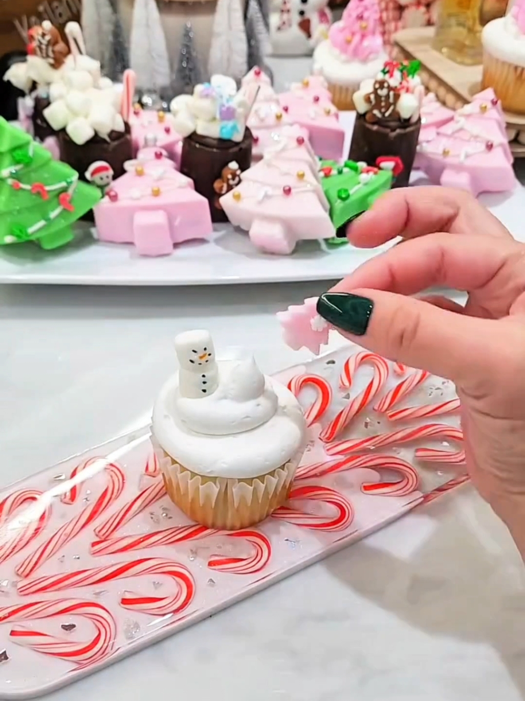 aren't these the cutest snow globe cupcakes?! #christmasparty #entertainingathome #christmasideas #holidayparty#christmascupcakes #cupcakedecorating #christmastreats #penguin #christmas #tistheseason #christmasmood #christmastime #cupcakes #cozyvibes #christmasbaking #festiveseason 
