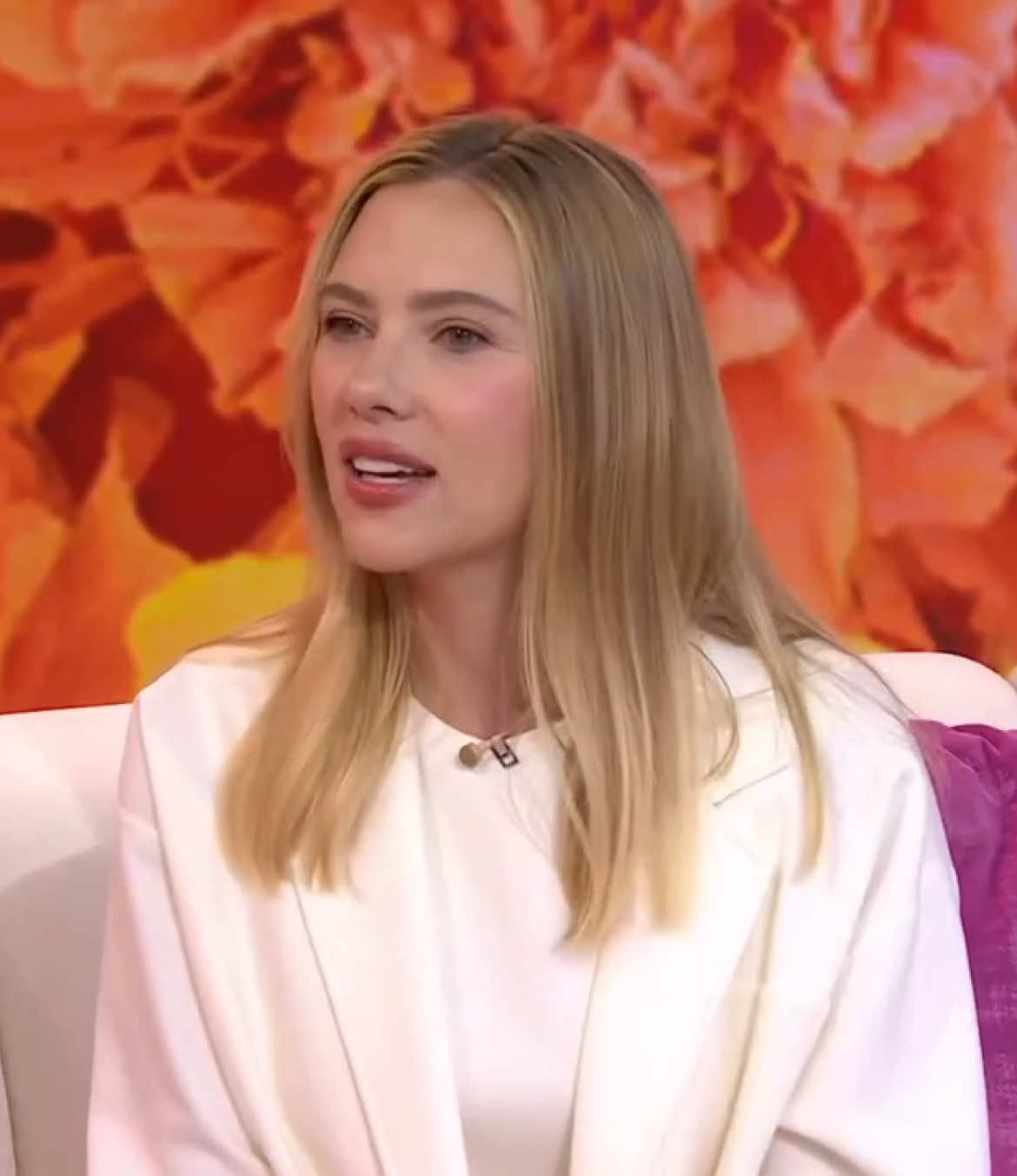 Scarlett on Hoda and Jenna today credit to adoring_scarlett on the photo a pp thank you #scarlettjohansson #new #hodaandjenna 