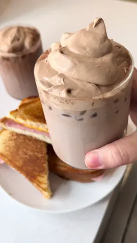 La nostalgia sabe a chocolate y un sándwich tostado 🧀🍫 ¡Whipped Lechita de Nesquik sabor a Chocolate para el alma! 1/2 taza de crema para batir bien fría 1/4 taza de Nesquik mejor sabor a chocolate Leche fría y hielos Pan blanco, jamón y queso tostado con Mantequilla #Nesquik #NostalgiaEnUnVaso #RecetasRápidas #SándwichTostado #Delicioso #RecetaFácil #DíaPerfecto #ComfortFood #ChocolateLovers
