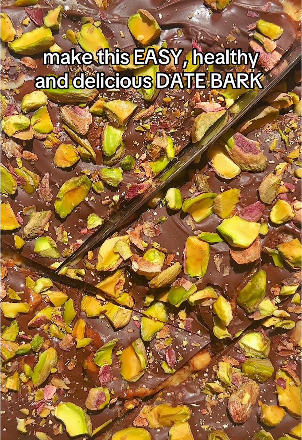 RECIPE BELOW 👇🏽 ⁣ 🍫 DATE BARK 🍫 ⁣ ⁣ This date bark is ADDICTIVE. I’ve already made this about 10 times. It’s chewy, crunchy, nutty, and just INCREDIBLE. ⁣ ⁣ The recipe is also really versatile, you can use any nut you fancy, or swap the peanut butter for tahini. The options are endless.⁣ ⁣ Enjoy ☺️ ⁣ ⁣ DB x⁣ ⁣ INGREDIENTS ⁣ ⁣ ▪️10 dates, sliced in half ⁣ ▪️3 tbsp peanut butter⁣ ▪️125g of chocolate ⁣ ▪️1/4 cup of pistachios or any nut you like⁣ ⁣ METHOD⁣ ⁣ ▪️Slice your dates in half⁣ ▪️Spread them all on a baking sheet ⁣ ▪️With a back of a glass, flatten the dates so they all join together⁣ ▪️Spread the peanut butter on top and then the melted chocolate⁣ ▪️Sprinkle on the chopped pistachios ⁣ ▪️Freeze for 1 hour or until set ⁣ ⁣ #datebark #dates #peanutbutter #chocolate #Recipe #veganrecipes #quickrecipes #healthyrecipes 