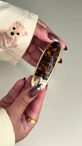 The IT girl lipstick 🤎✨ @Guerlain #guerlain #guerlainlipstick #lipstick #itgirl #tortoise #girlythings #imjustagirl #artdeco 