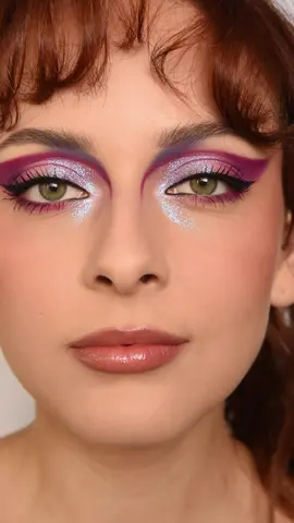 inspirada em outra make da diva ✨🩷💜 #chappellroanmakeup #makeup #graphiceyeliner #chappellroan #glittermakeup #foryou 