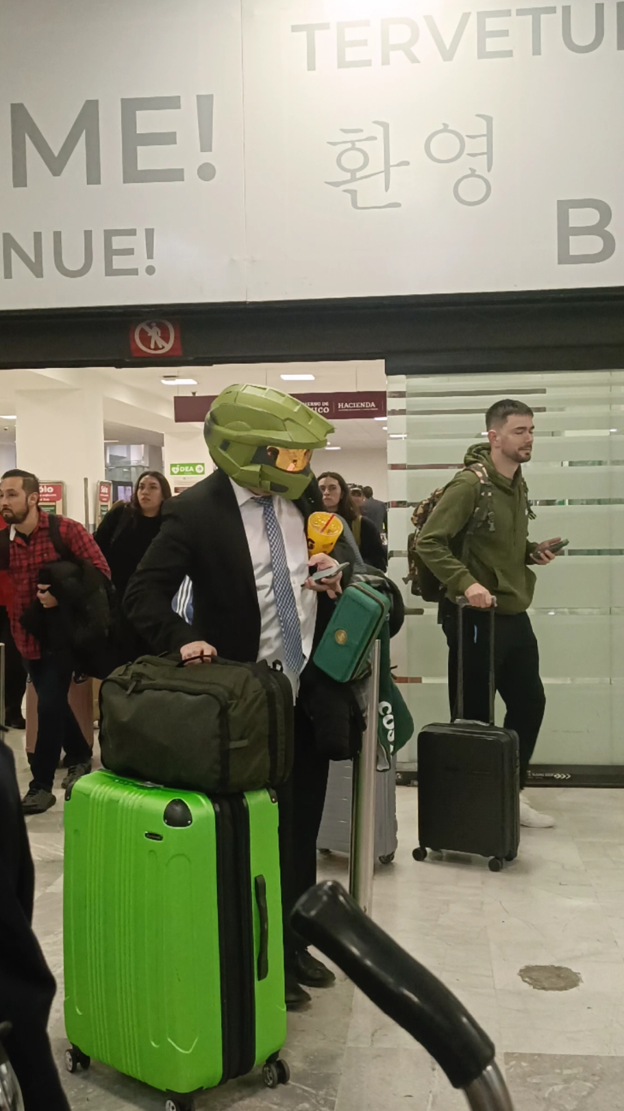 Hombre usar casco de Master Chief en el aeropuerto hombre feliz. 💚✨  #masterchief #hombrefeliz #aeropuerto #novio #Halo #videogame @Christopher Ashton 