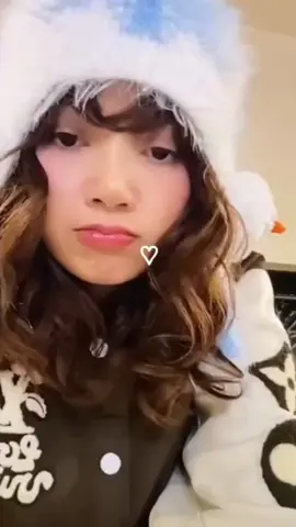 She is so sweet 😍🥰 We have a hug from LISA 🤗🫂 #lisa #lalisamanoban  #lisalive #lilies #lisabubble #bubble 