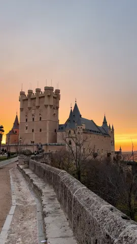 Segovia 🇪🇸 #spain #segovia #disneycastle #sunset #spaintravel 
