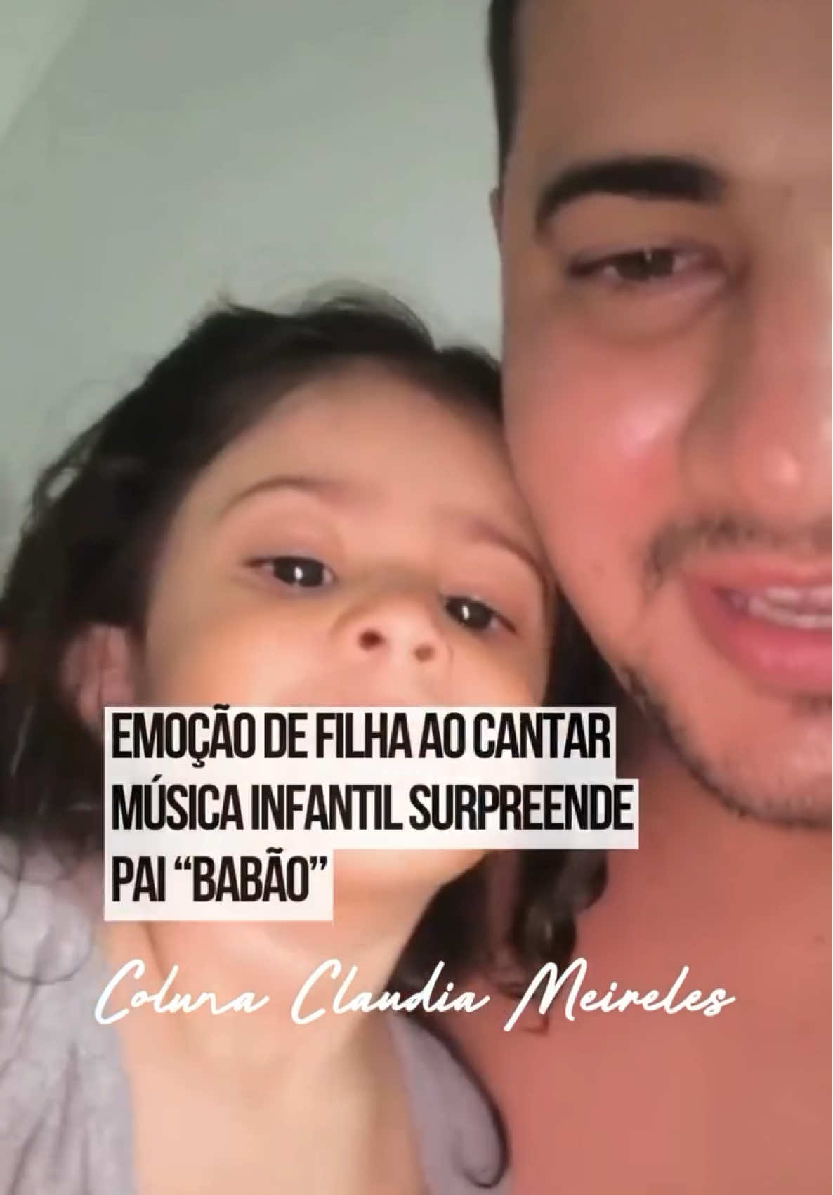 Um #papai compartilhou o vídeo da filha que não poupa as lágrimas ao ouvir a #música infantil Brilha, brilha estrelinha. A reação da menina, que se emociona profundamente com a canção, chamou a atenção do familiar pela doçura e sensibilidade. Em tom de brincadeira, o pai começa a entoar a música e a criança começa a chorar. “Meu Deus do céu, gente, que tristeza. O porquê disso estar acontecendo, eu não sei não”, comentou o pai. Ao ver a comoção da filha, o papai pediu para a criança parar de chorar, pois “iria chorar também”. Em seguida, ele dá um beijo na testa da garotinha. #TikTokNotícias 🎥: @joyceoliveirafr (ig)) | @myhoodbr