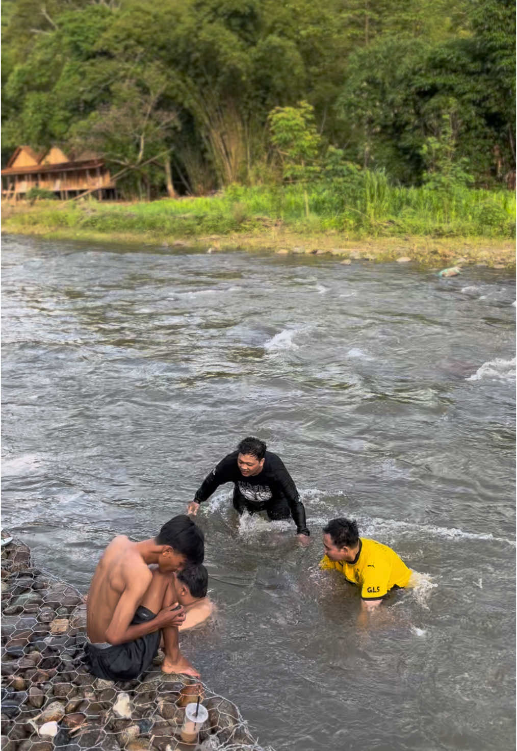 Penginapan rekomendasi di Loksado, view belakang langsung aliran Sungai Amadit 😍 @HOMESTAY ALNAIRA #penginapanloksado #wisataloksado #bamboraftingloksado #arumjeramloksado #rivertubing #rivertubingloksado 