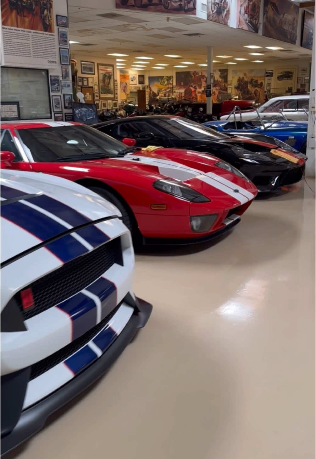 Comment the best car you saw! Big thanks @lenos_garage #cars #supercars #jaylenosgarage #luxurylifestyle #luxury 