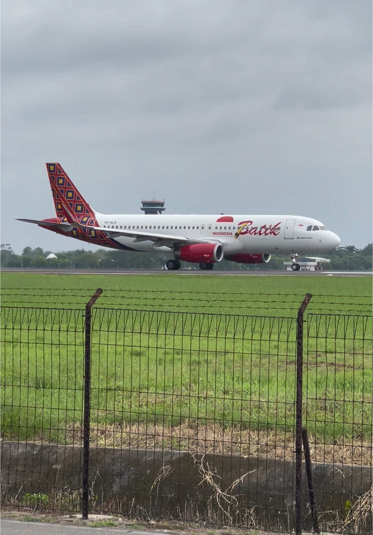 Batik air Airbus A320 take off sound 🔥🇮🇩✈️ #batikair #aviation #planespotting #fyp #foryou #indonesia #indonesia #kualanamuairport #medan 