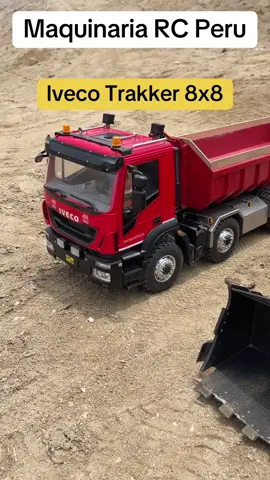 Volquete Iveco Trakker trabajando junto al cargador frontal Komatsu WA480. Maquinaria RC hidráulica a radio control. Único en Perú. 