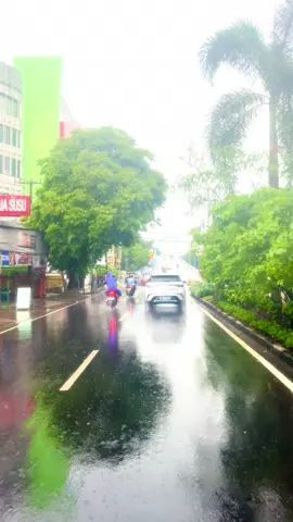 *MASIH EDISI HUJAN-HUJANAN*   Bahagia disaat tanggal tua tapi masih bisa ketawa”  #bandung #vibesbandung #bandungkotakembang #bandungbanget #bandunghits #musimhujan #antapani #hujan #hujanlebat #bahagia #bahagiaitusederhana #fyp #fyppppppppppppppppppppppp #reeltiktok #foryoupage #masukberanda #masukberandafyp  