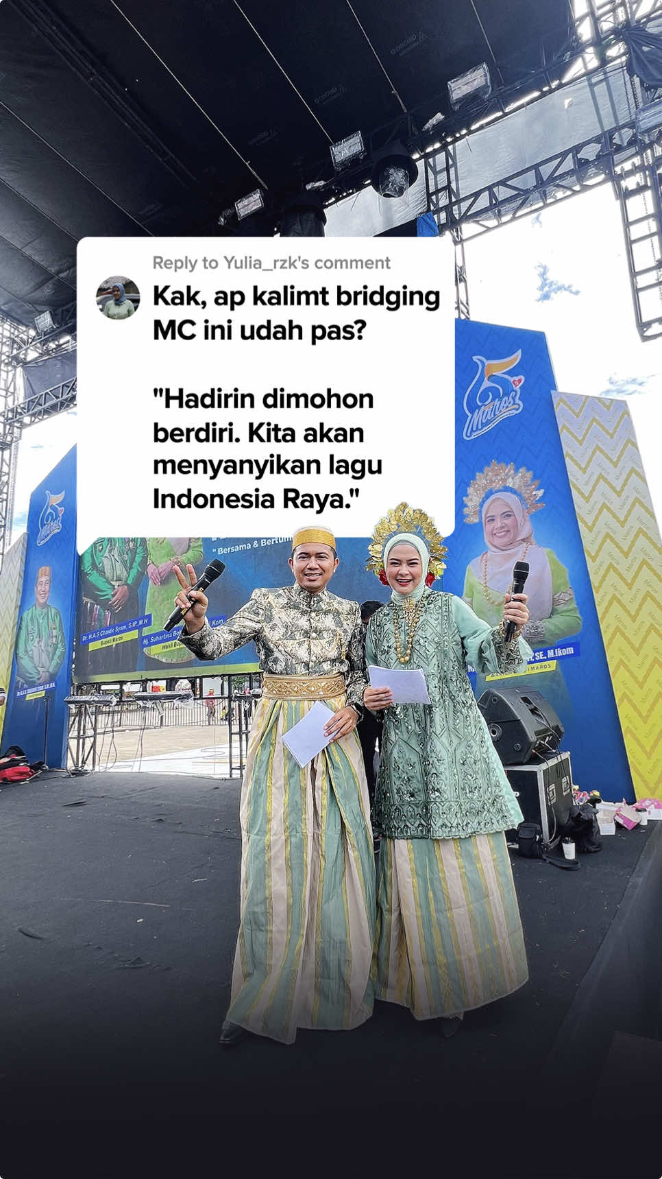 Bridging Lagu Indonesia Raya? Begini Caranya Biar Tepat & Elegan! 🇮🇩✨ Sebagai MC, ngajak audiens buat nyanyiin Lagu Kebangsaan Indonesia Raya itu momen sakral. Kamu harus bisa bikin suasana jadi serius, khidmat, tapi tetap nyaman buat audiens. Nah, ini DOs & DON'Ts biar bridging kamu makin profesional! 👇 SAVE sekarang, thank me later. ✅ DOs: • Nada bicara tegas dan tenang supaya bikin audiens respect dan fokus. • Berikan instruksi jelas: 