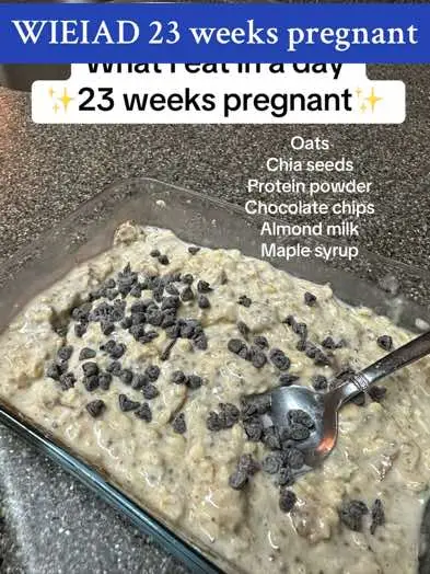 Ran out of time to make dinner so made a frozen meal I actually dont hate. The protein oats were soooo good btw #wieiadrealistic #23weekspregnant #wieiad #wieiadpregnant #proteinovernightoats #overnightoats 