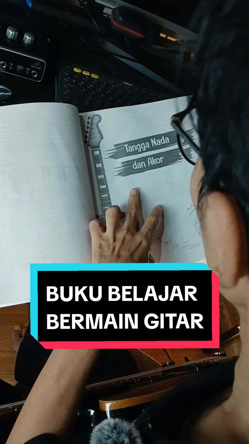 Buku belajar bermain gitar otodidak, dilengkapi teori dasar musik dan variasi chord. #tutorialgitar #buku #gebyarbelanjadesember #gitaris #belajargitar #gitar #musik 