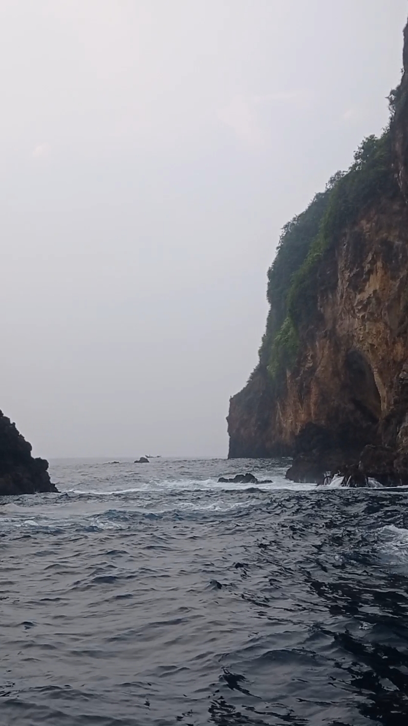 di antara dua tebing .  .  .  .  .  .  .  .  #nusobarong #pesonajember #jember24jam #laut #angler #arekpuger #pugerjember #pugertiktok #jembertiktok #trending #fypシ #fyp #jemberkeren #fishing #mancingmania #mancing #lautselatan #puger #nelayanpuger 