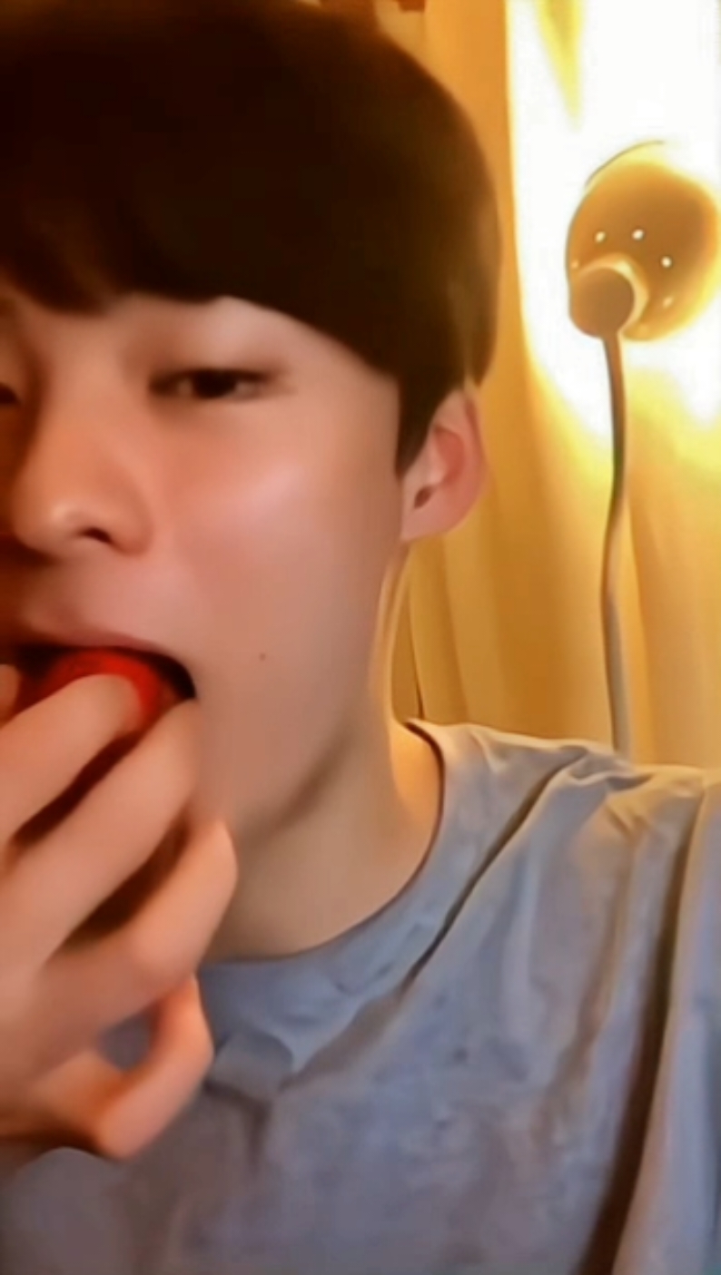 - Geonheeya + Ne? - What Are you eating? + Ttalgi (Strawberry)🍓 #송건희 #Songgeonhee #kimtaesung #lovelyrunner #live #bubblechat