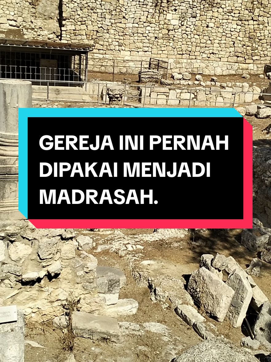 Gereja St. Anna Di sebelah kanan Gerbang Singa / St. Stefanus, peziarah dapat menyaksikan sebuah bangunan besar milik Kongregasi Imam Putih (White Fathers, diakui secara resmi pada tahun 1908) yang mempersiapkan calon imam untuk daerah misi. Di halaman biara dini berdiri Gereja St. Anna yang merupakan peninggalan dari zaman Perang Salib yang paling utuh (tahun 1142 Kolam Betesda Tidak jauh dari Gereja St. Anna dapat dikunjungi sisa Kolam Betesda yang disebut dalam Injil Yohanes, Di Yerusalem dekat “Pintu Domba” ada sebuah kolam yang dalam bahasa Ibrani dinamakan Betesda. Di serambi-serambi itu banyak orang sakit berbaring : ada yang buta, ada yang timpang, dan ada yang lumpuh. #Jerusalem 