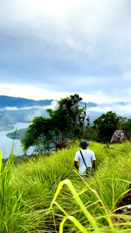 📍 Pettigala | Kandy ☘️❤️ #pettigala #foryoupage #trekking #fyp #viral #travelsrilanka #fyp #fypシ #viral #travelsrilanka #mountain #nature #traveler #Hiking #landscape #solo #artoftravellk #foryou #heaven #misty 