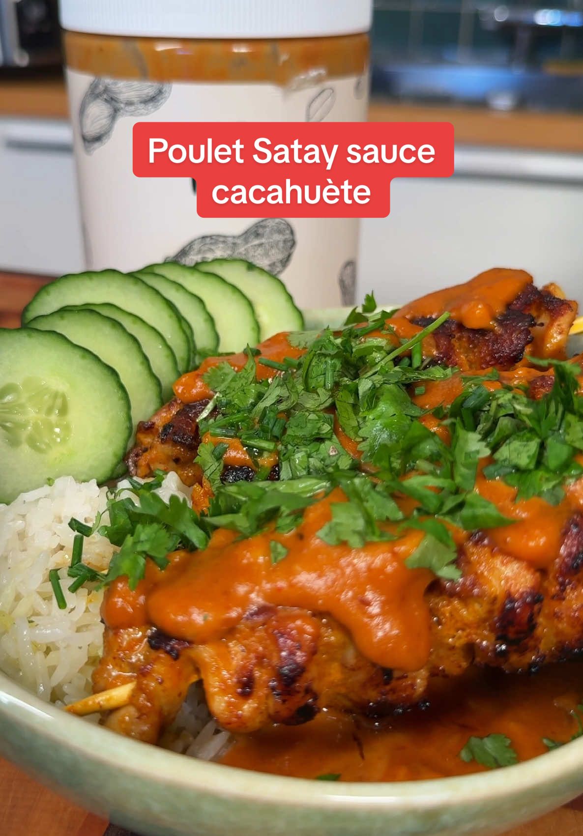 Poulet au Satay pour Babe 🥜🍗🍚 🛒 Profite de 5% de réduction chez @KoRo avec le code « mavie » sur tout le site sans minimum d'achat Ingrédients : * 1 kg de cuisses de poulet désossées et sans peau (environ 10-15 pièces) * 1 cuillère à soupe de pâte de curry rouge * 1 cuillère à soupe de poudre de curry * 1 cuillère à café de sel * ½ tasse de lait de coco @koro_fr * ½ cuillère à soupe de cassonade @koro_fr * ½ cuillère à soupe de sauce de poisson * Huile de cuisson Pour la sauce aux arachides : * ½ tasse de lait de coco @koro_fr * ⅓ tasse de beurre d'arachide @koro_fr * 1 cuillère à soupe de pâte de curry rouge * 1 cuillère à soupe de sauce soja @koro_fr * ½ cuillère à soupe de sucre * 1 cuillère à café de sel * Cacahuètes haché @koro_fr Recette : Préparation du poulet : * Coupe les cuisses de poulet en cubes d'environ 2,5 cm. * Dans un bol, mélange la pâte de curry, la poudre de curry, le sel, le lait de coco, la cassonade et la sauce de poisson. * Ajoute les morceaux de poulet dans le bol et mélange bien pour les enrober de marinade. Laisse mariner toute la nuit si possible, ou au moins 1 heure. * Enfile les morceaux de poulet sur des brochettes en bambou. * Fais cuire dans de une poêle avec un peu d’huile de cuisson pendant 15 à 20 minutes, en retournant à mi-cuisson. Préparation de la sauce aux arachides : * Dans une casserole, mélange le lait de coco, le beurre d'arachide, la pâte de curry, la sauce soja sucrée, le sucre et le sel et les cacahuètes. * Réchauffe à feu moyen en remuant jusqu'à ce que la sauce soit chaude et homogène. Assemblage : * Sers les brochettes de poulet satay accompagnées de la sauce aux arachides chaude, un peu de riz, coriandre et un filet de jus de citron !