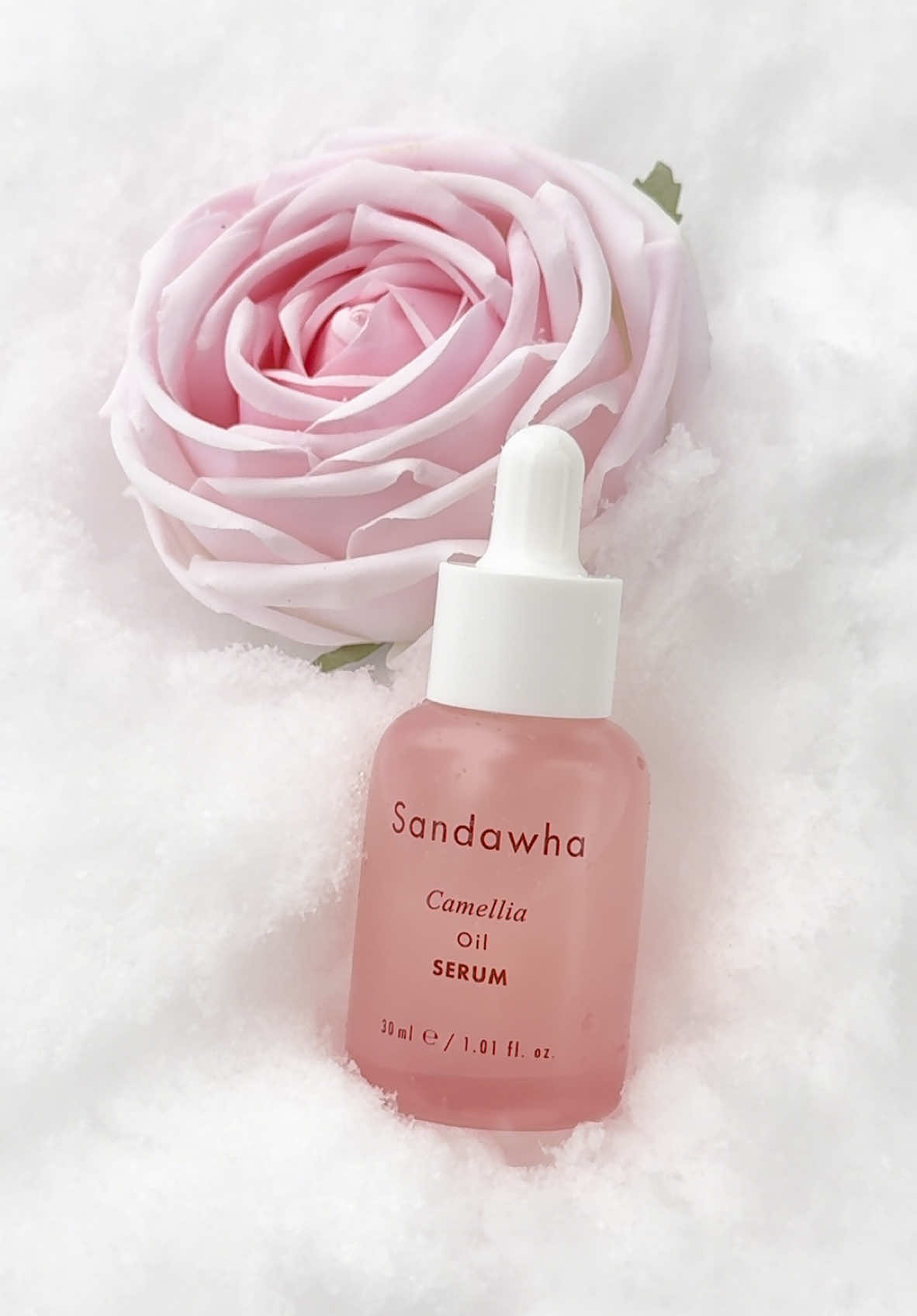 Sandawha welcomes winter with the first snow in Korea ❄️🌨️ Stay warm in these cold days and don’t skip skincare! 🤍 #sandawha #skincare #kbeauty #snow #winter 