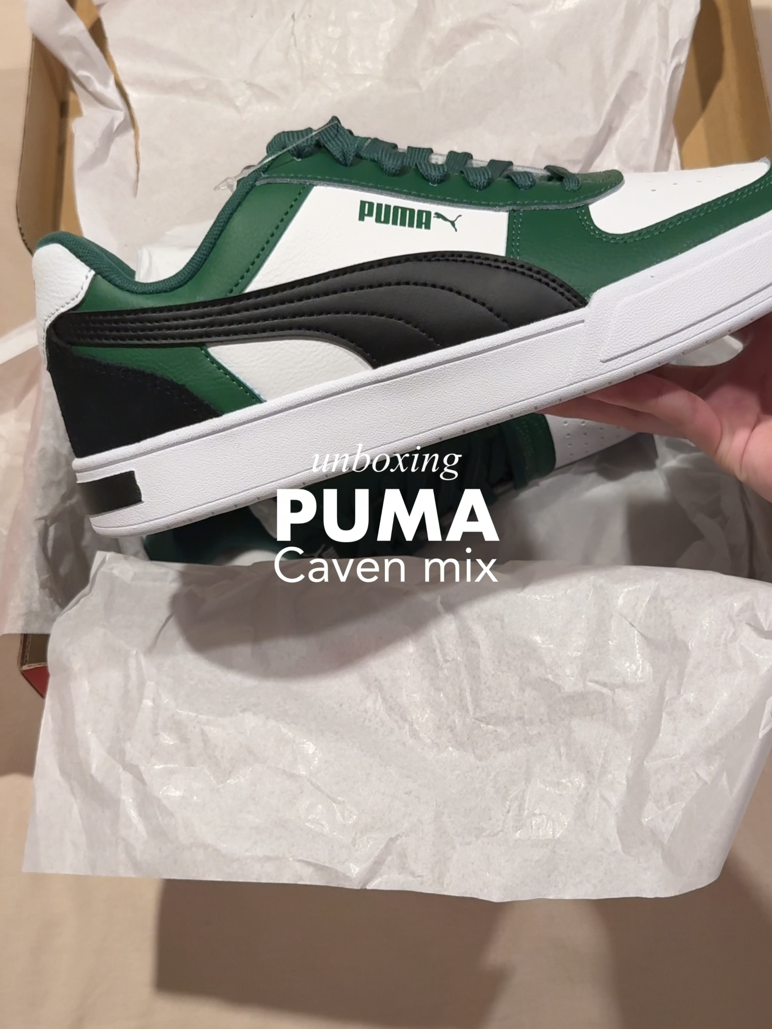 Caven Mix ดูดีเหนือกาลเวลาแต่ทันสมัย โดยนำเอารูปทรงดั้งเดิมของรองเท้าบาสเก็ตบอลยุค 80 มาตีความใหม่ด้วยเส้นสายที่สะอาดตาและทรงบูทที่เพิ่มความเท่สุดขีดให้กับสไตล์คลาสสิก โดดเด่นด้วยอัปเปอร์ที่เรียบลื่น ลายฉลุที่สมบูรณ์แบบ ส่วนรองรับแรงกระแทกที่มอบความสบาย พื้นรองเท้าแบบเรียงซ้อนแต่งพื้นผิว และโลโก้แบรนด์ PUMA ที่โดดเด่น เข้ากันได้ดีกับทุกชุด #PUMATH #pumathailand #PUMA #pumaTH #Running #PUMAThailand