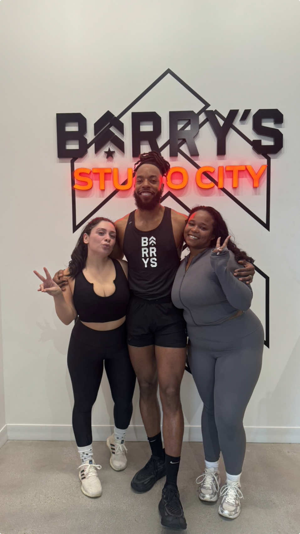 I had the pleasure of taking my good friend Emile’s first class at Barry’s Bootcamp in Studio City! What an absolute legend, I’m so proud of you Emile 🥹🩷 if you’re ever in the mood for a killer workout with an instructor who will motivate and encourage you to find the strength within yourself look no further 💪🏋️‍♀️ @Emile Ennis Jr. @Barry’s 