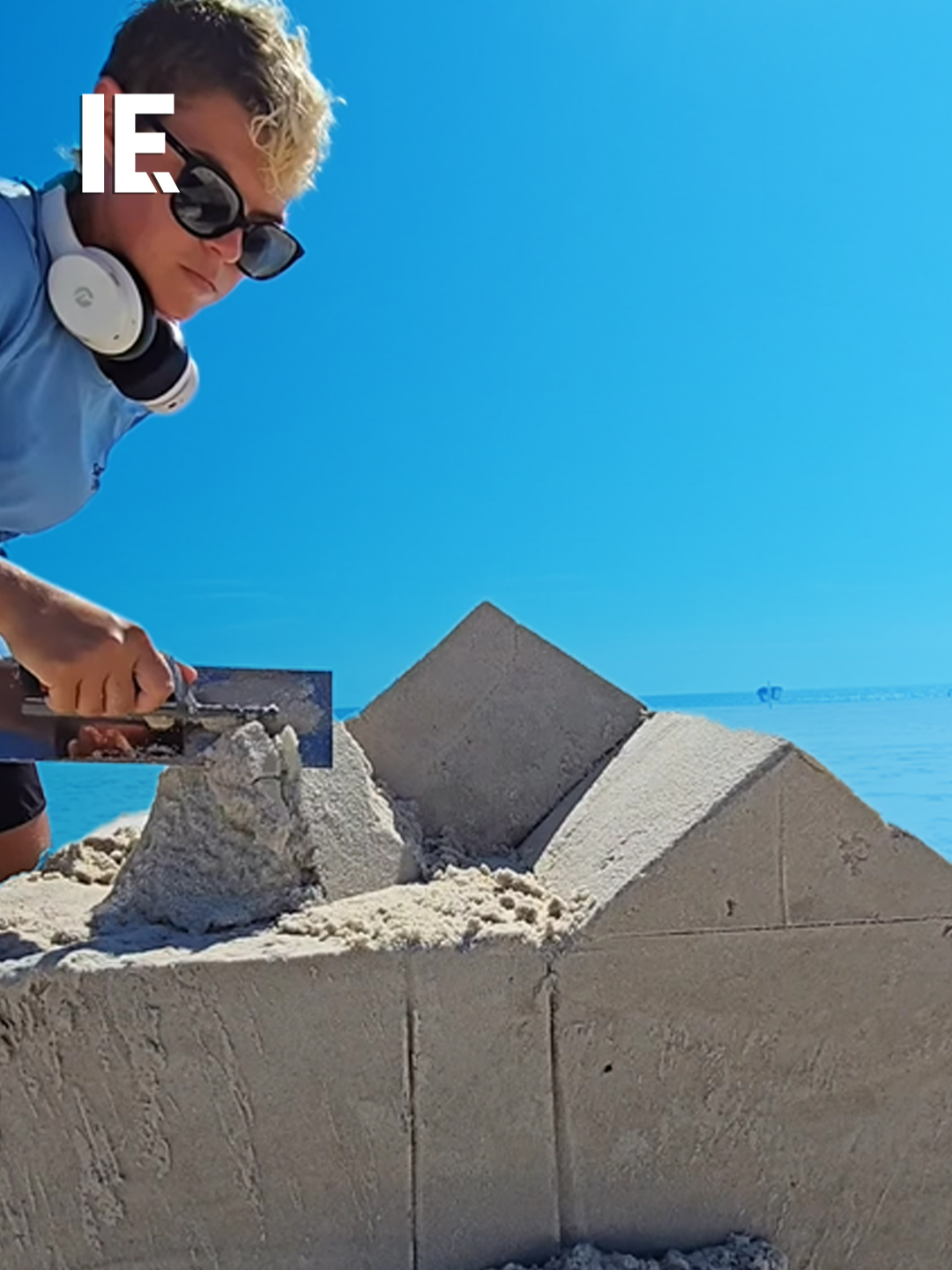 Turning Sand Into Art 🏠✨ Watch as this artist uses construction tools to sculpt an incredibly detailed sand house. A childhood dream turned into professional art! 🌊🪚 #SandSculpting #BeachArt #SculptingTools  📽️: Instagram/ sand_castle_university