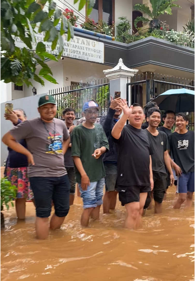 si aa malah dadah dadah 😭#banjir #antapanibandung