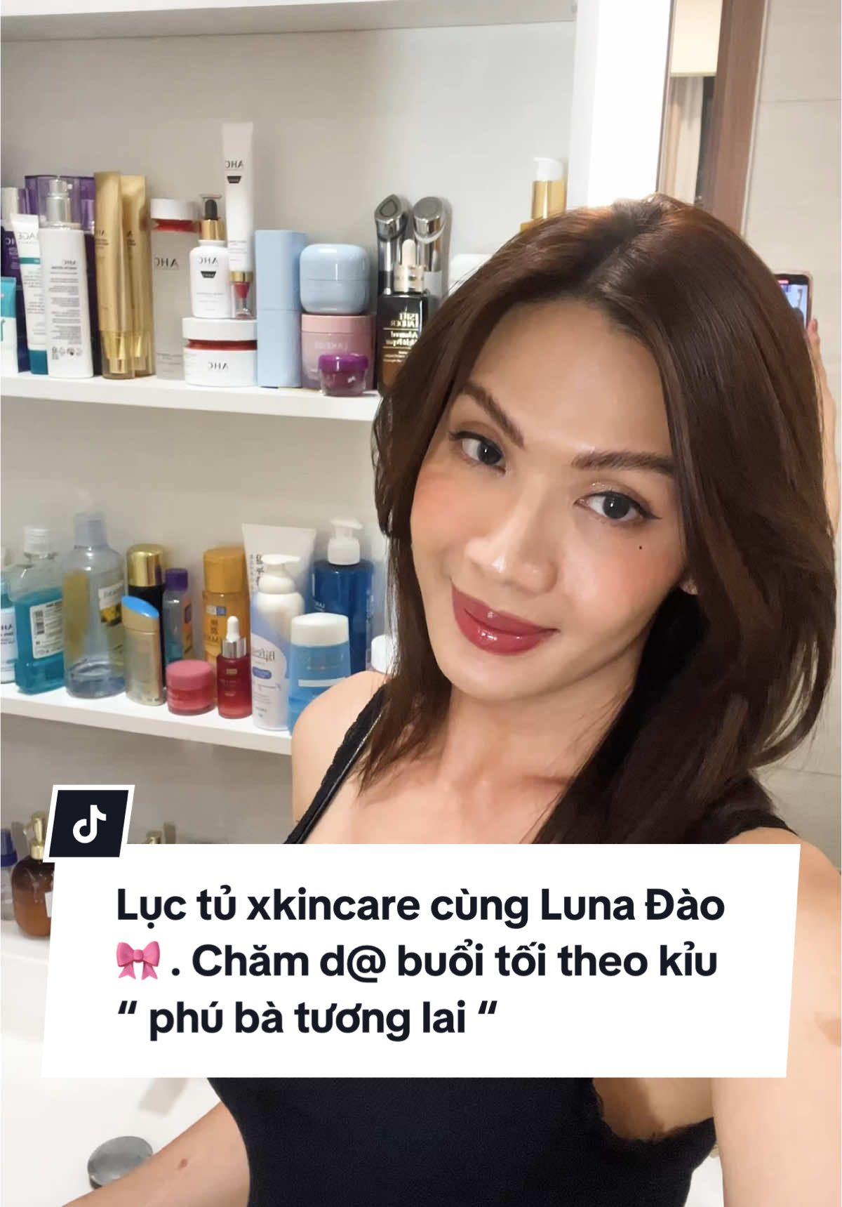 Lục tủ xkincare cùng Luna Đào 🎀 . Chăm d@ buổi tối theo kỉu “ phú bà tương lai “ . Một cô gái xinh đẹp nhất khi thuộc về đúng người ? Sai gùi , xinh đẹp nhất khi cô gái có xiền nha . Cùng chăm d@ buổi tối & nhả vía mong vũ trụ biến chúng mình thành những phú bà tự cường , yêu thì dui , không yêu thì dào , méo ngán ai , méo nhìn mặt ai để sống hết nhan .  #LunaDao #imlunadao #lunađào #lunadaomindset #lunadaohệtưtuởng #lunadaohetutuong  #lunadaochualanhthanhrach #lunadaochữalànhthànhrách #tiktok #tiktokviral #tiktokgiairri 