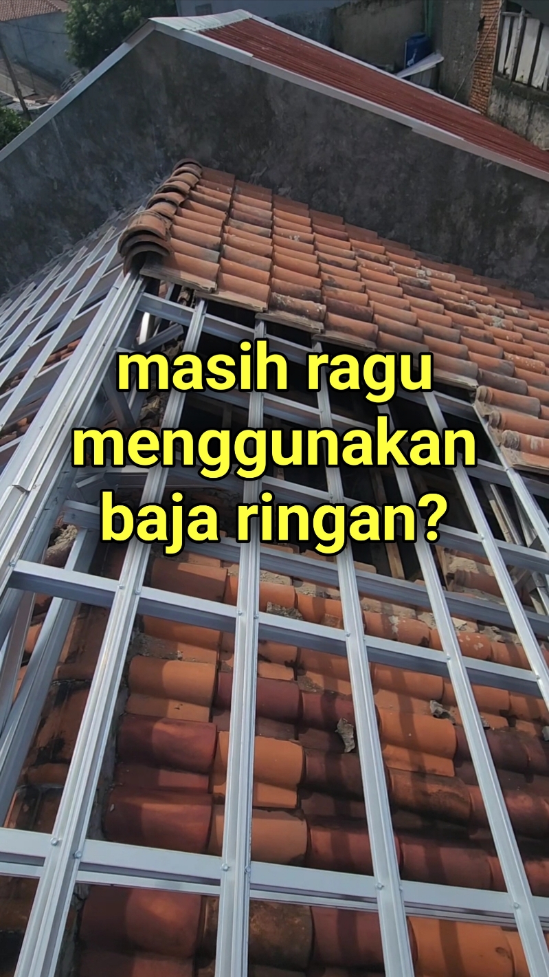 Baja ringan untuk atap genteng tanah liat? Apa kuat? Yah itu kalimat dari salah satu komentar pada video sebelumnya.  Rangka atap baja ringan adalah alternatif atau pengganti bambu maupun kayu yang bisa di gunakan untuk pemasangan atap genteng tanah liat bahkan atap genteng beton yang memiliki beban lebih besar, tentunya untuk pemasangannya harus disesuaikan dengan beban jenis atapnya. Untuk pemasangan atap genteng beton, disarankan jarak antar kuda kuda idealnya adalah 80 sampai 90cm dengan ketebalan c kanal baja ringan real 0,75mm bukan sebutan atau yang umumnya di bilang banci. #SiapaSangka #tips #education #bangunan #tukang #bajaringan #TikTokAwardsID  #perawatanrumah 