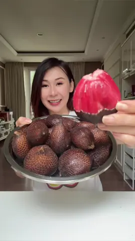 Salak merah , gak diwarnain yah memang aslinya gini #kuliner #kulinerviral #reviewmakanan #sibungbung #reviewbuah 
