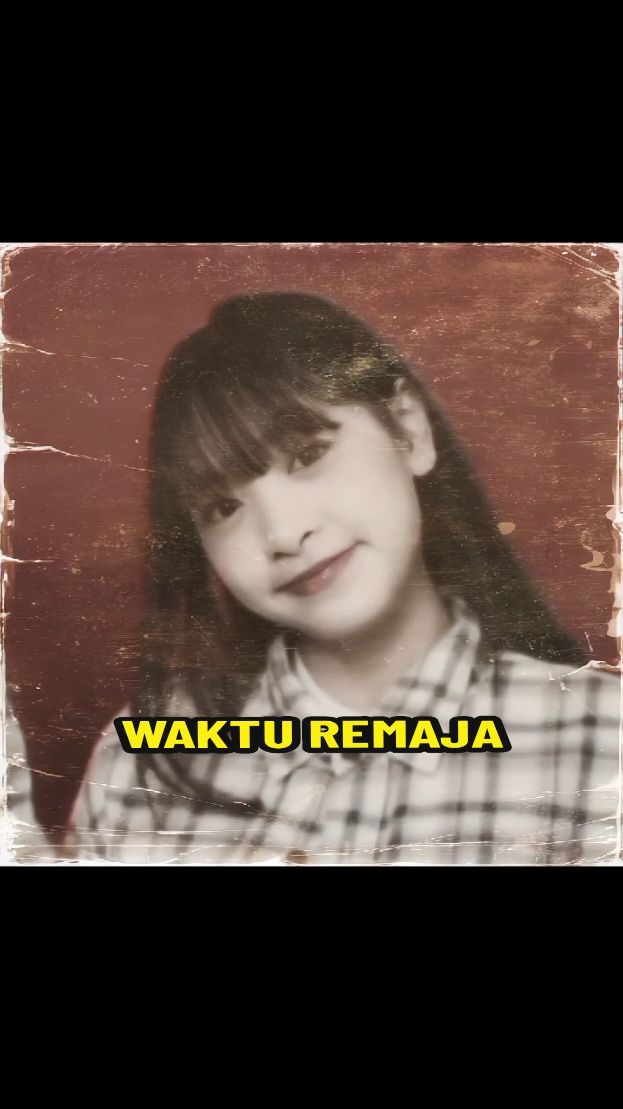 🗣️ : itu siapa pah? 🙍 : Ibu kamu waktu dia lagi remaja, cantik kan 🗣️ : Kok Ibu mau nikahin papah?? 🙍 : Emot Batu ... ... #jkt48 #lilyjkt48 #hillaryabigail #fyp #lilyuniverse🦖 @jkt48.lily 