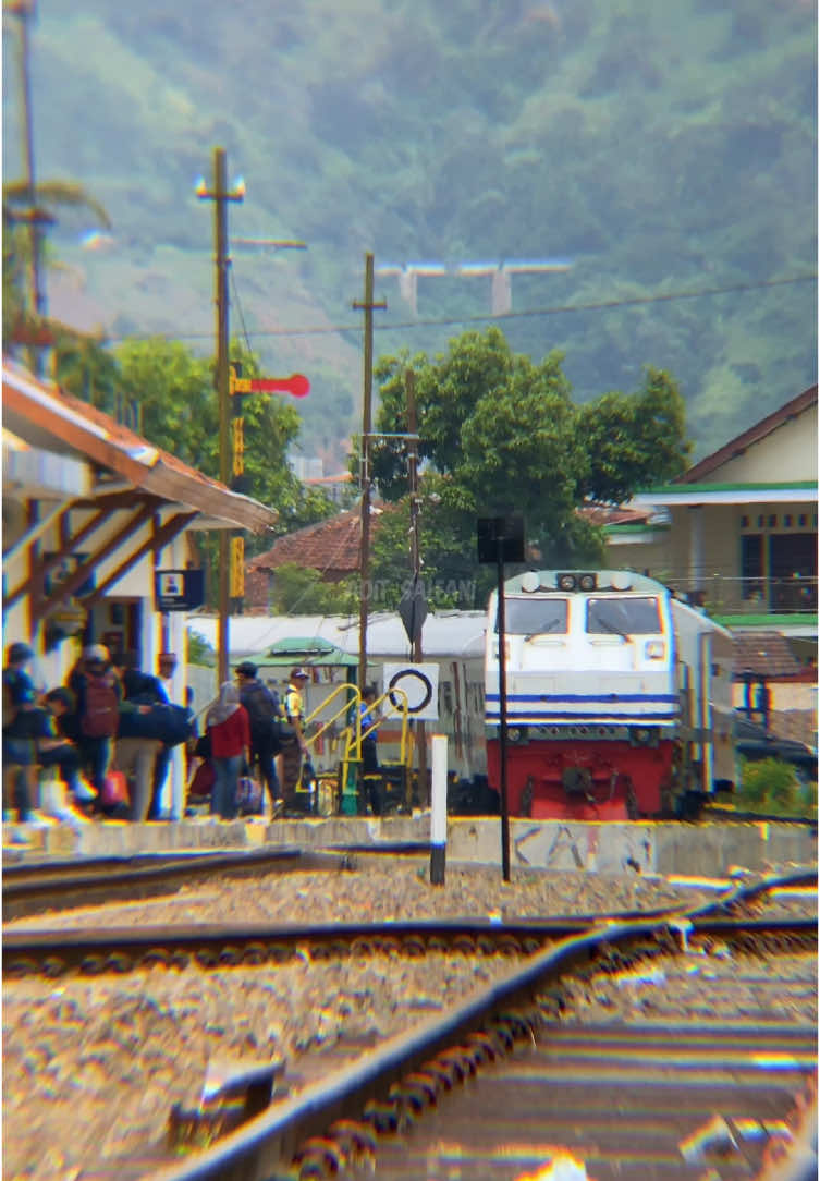 Melihat kereta api turun gunung dengan lokomotif spesial Livery Dua Garis Biru.. Inframe: KA 240 Pasundan (Kiaracondong-Bandung) ft CC 203 02 03 SDT masuk stasiun Leles.... #keretaapi #keretaindonesia #keretaapikita #huntingkereta #daop2 #stasiunleles #railway #railfans #indonesianraway #fyp 