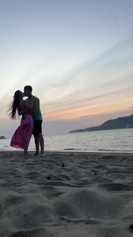 Nada como um por do sol e o abraço mais confortável do mundo.☀️❤️ Eu te amooo!! #fyp #casal #viagem #trendingvideo #praia @João_LS 