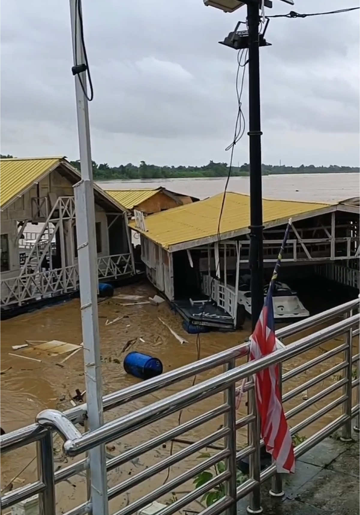 Restoran JL Fara Houseboat hanyut dibawa arus akibat banjir melanda Kelantan. 📹: Orang awam #banjir #kelantan  #hanyut  #arusderas  #houseboat 