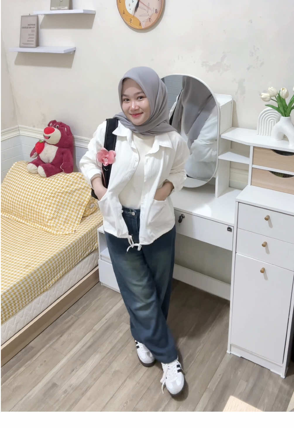 Membalas @sitiaminah34700 ini aku beli di @Noutfitstore ,ini tuh mereka brand baruu,tapii bajunya cantik ,simple & murce ya under 90rb loh !! 😍🤍#outfit #outfitideas #kemeja #noutfitstore #outfitinspo #kemejacrop #fyp #zcbxya 