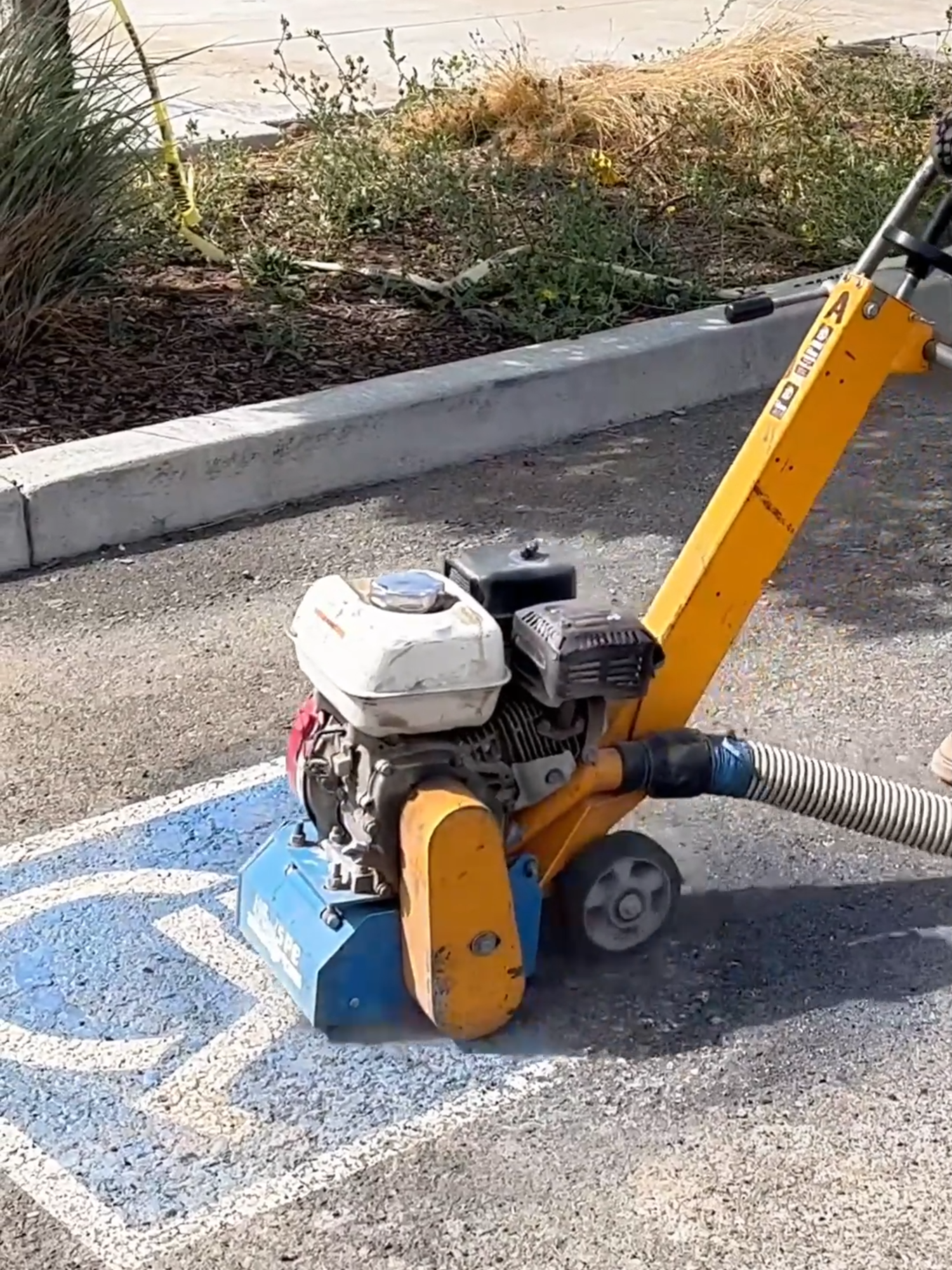 Concrete grinding before repainting #shorts #surfacepreparation #asphaltkingdom #asphaltpaving #oddlysatisfying #viralvideo